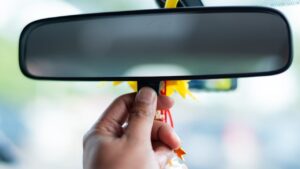 Viele Autofahrer kennen diese versteckte Funktion an ihrem Rückspiegel nicht